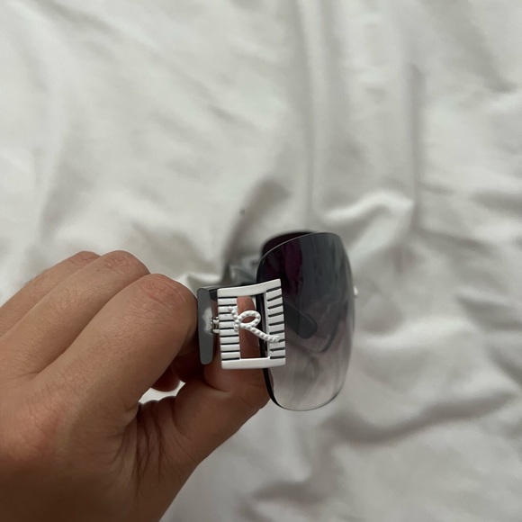 Sunglasses - Picture 3 of 5